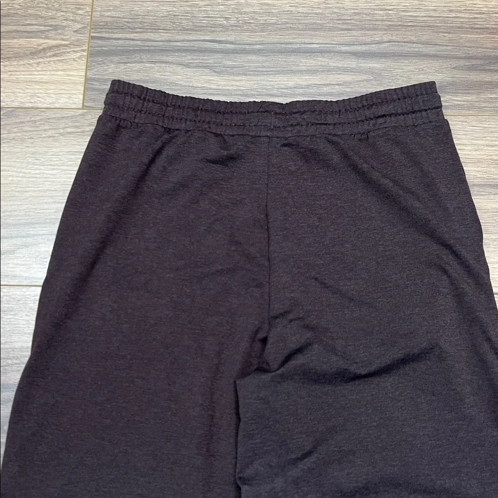 Vuori Halo Essential Wideleg Pant in Raisin Heather Brown Size Medium? - Picture 11 of 12